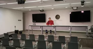 Dejan solo a Noroña, en un auditorio vacío en el Senado de la República. Foto Daniel Augusto Cuartoscuro