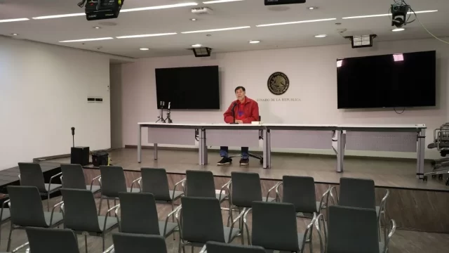 Dejan solo a Noroña, en un auditorio vacío en el Senado de la República. Foto Daniel Augusto Cuartoscuro