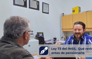 Jorge Arturo Melgoza explica a un adulto mayor qué revisar antes de pensionarse por Ley 73 del IMS