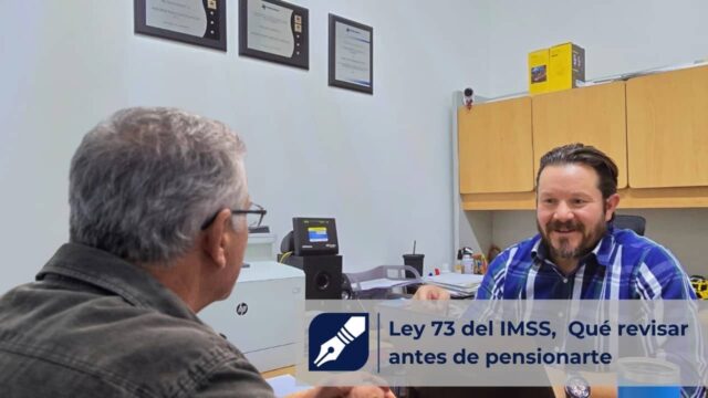 Jorge Arturo Melgoza explica a un adulto mayor qué revisar antes de pensionarse por Ley 73 del IMS