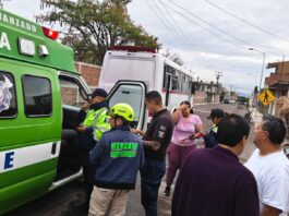 Microbús embiste motocicleta; dos jóvenes resultan lesionados