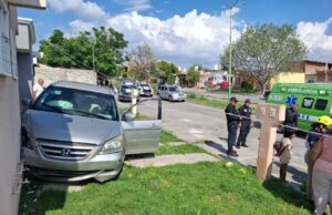 Dos mujeres resultan lesionadas tras accidente vehicular en Villa de las Lomas