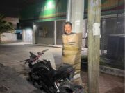 Exhiben a supuestos ladrones de motos en postes de Lagos de Moreno