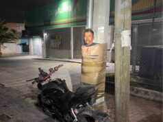 Exhiben a supuestos ladrones de motos en postes de Lagos de Moreno