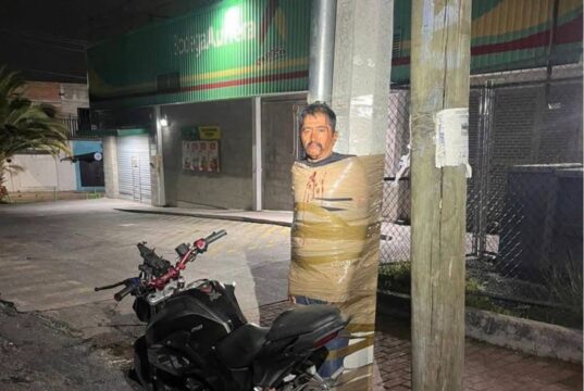 Exhiben a supuestos ladrones de motos en postes de Lagos de Moreno