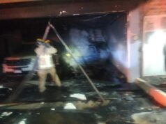 Fuego arrasa automóvil dentro de una vivienda