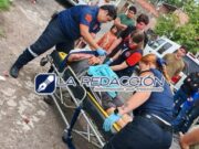 Joven resulta lesionado tras derrapar su moto