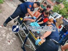 Joven resulta lesionado tras derrapar su moto