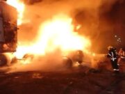 Incendio consume tres contenedores de tráiler en la Central de Abastos de Uruapan