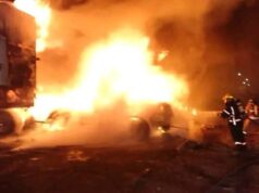 Incendio consume tres contenedores de tráiler en la Central de Abastos de Uruapan