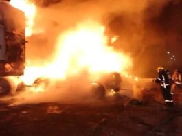 Incendio consume tres contenedores de tráiler en la Central de Abastos de Uruapan