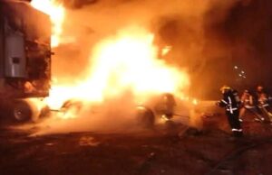 Incendio consume tres contenedores de tráiler en la Central de Abastos de Uruapan