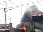 Voraz incendio consume inmueble en Uruapan; bomberos continúan con las labores