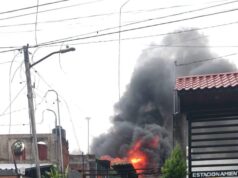 Voraz incendio consume inmueble en Uruapan; bomberos continúan con las labores