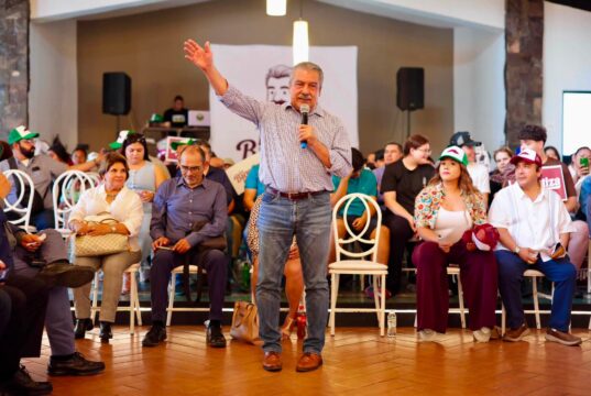 Morón llama a familias a poner límites al uso de celulares