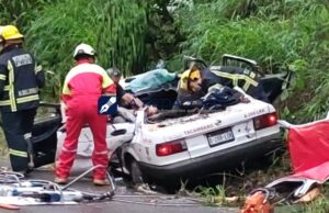 Un muerto y tres heridos tras la caída de un árbol sobre un taxi