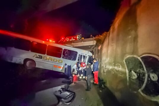 Un muerto y 10 heridos tras accidente de autobús, en Irapuato