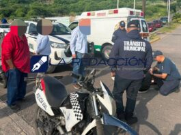 Un lesionado tras choque de auto y moto en Sóstenes Rocha