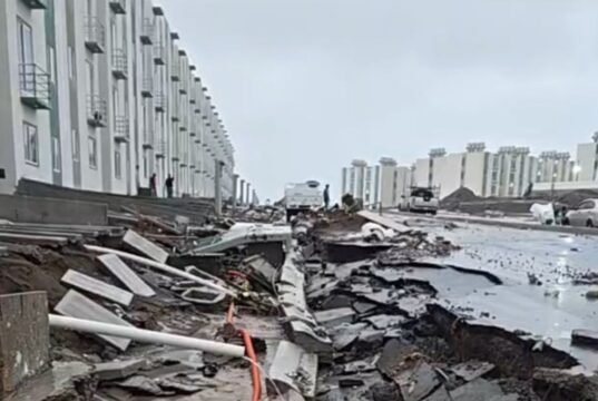 Lluvias destruyen calles de «Viviendas del Bienestar» en Veracruz