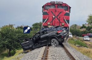 Cinco lesionados al intentar ganarle el paso al tren
