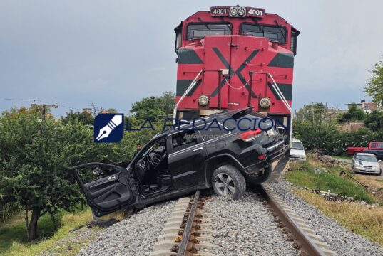 Cinco lesionados al intentar ganarle el paso al tren