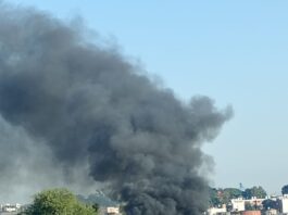Bloqueos y quema de vehículos generan alerta en carreteras de Michoacán