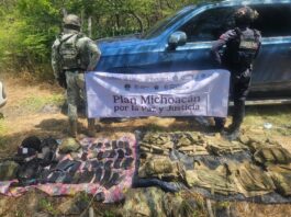 Aseguran vehículos y equipo táctico en Cujuarato