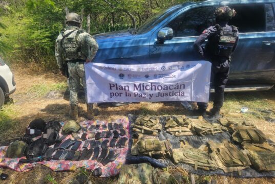 Aseguran vehículos y equipo táctico en Cujuarato