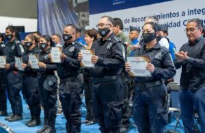 Reconocen a 23 policías de Irapuato por detener a presuntos ladrones de comercios