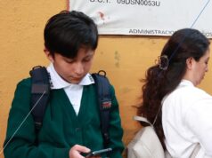 SEP acuerda regular uso de celulares en escuelas de todo México