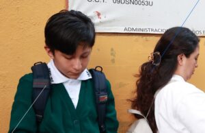 SEP acuerda regular uso de celulares en escuelas de todo México