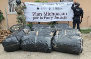 SSP y Marina aseguran camioneta con casi media tonelada de marihuana en Lázaro Cárdenas