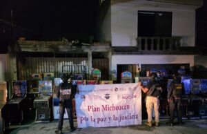 FGE y SIE ejecutan cateo en Morelia y aseguran 29 máquinas tragamonedas y diversos indicios