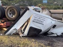 Muere una persona tras volcadura de tractocamión en la Morelia-Salamanca