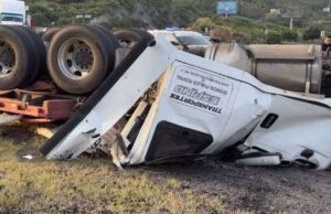 Muere una persona tras volcadura de tractocamión en la Morelia-Salamanca