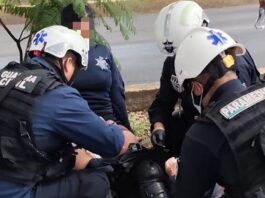 Disuelven marcha de normalistas en Morelia; cohetón lesiona a agente de la Guardia Civil