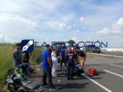 Chocan dos motos de frente; un hombre resultó herido